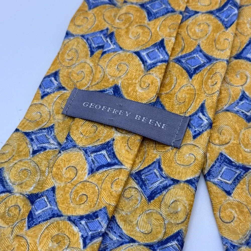 Geoffrey Beene Mens Silk Necktie Yellow Blue Geometric Swirl‎ Made in USA 3.875